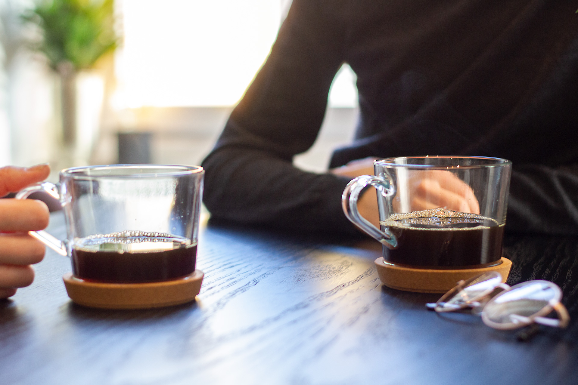 Backoffice personal fikar och dricker kaffe